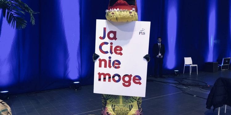 Na konwencji PiS pojawił się… dinozaur [FOTO]