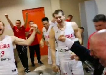 Polscy koszykarze po 52 latach jadą na Mistrzostwa Świata. Tak cieszyli się w szatni! [WIDEO]