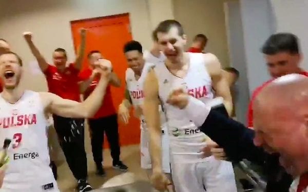 Polscy koszykarze po 52 latach jadą na Mistrzostwa Świata. Tak cieszyli się w szatni! [WIDEO]