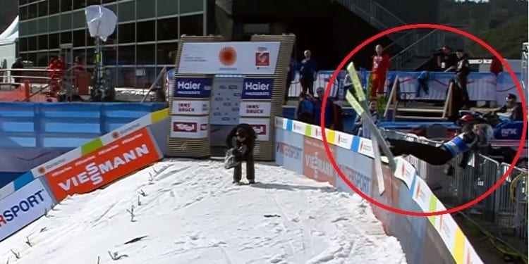 Niebezpieczny wypadek norweskiego skoczka. Markeng przeleciał przez bandę reklamową [WIDEO]