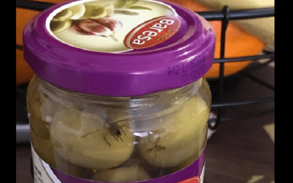 Żywy pająk w oliwkach z Lidla. Klientka opublikowała nagranie [WIDEO]