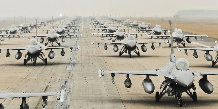 Pakistan zestrzelił indyjskie samoloty. Państwa atomowe na krawędzi wojny [WIDEO]