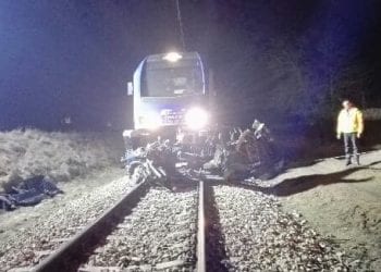 Tragedia na przejeździe kolejowym. Wjechali wprost pod nadjeżdżający pociąg [FOTO]