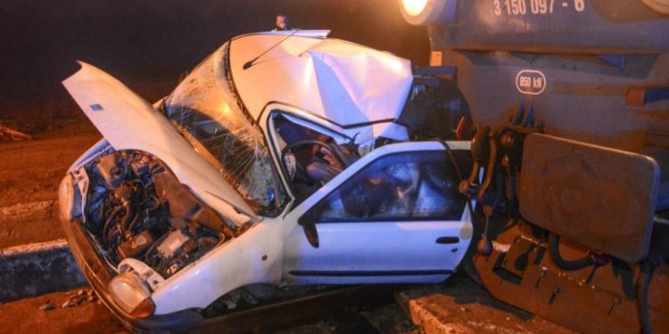 Pociąg zmiażdżył osobówkę. Trwają poszukiwania pasażerki samochodu