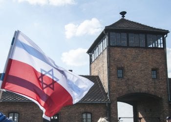 flaga polski i izraela, brama auschwitz-birkenau