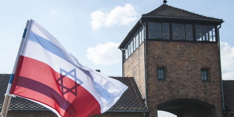 flaga polski i izraela, brama auschwitz-birkenau