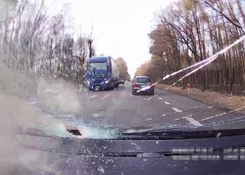 Metalowa rura przebiła szybę jak pocisk. Kierowca z ciężkimi obrażeniami [FOTO+WIDEO]