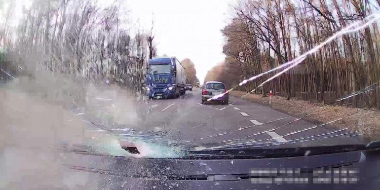 Metalowa rura przebiła szybę jak pocisk. Kierowca z ciężkimi obrażeniami [FOTO+WIDEO]