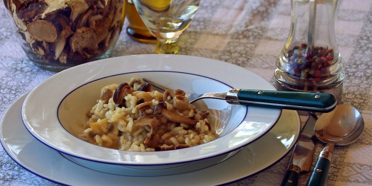 Kobieta zmarła po zjedzeniu posiłku w znanej restauracji. 29 osób w szpitalu