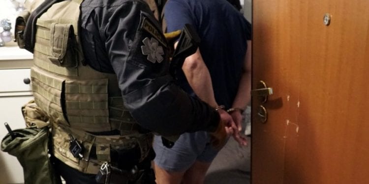 Zabili 75-letnią kobietę oblewając ją kwasem. Policja pokazała nagranie z zatrzymania sprawców [WIDEO]