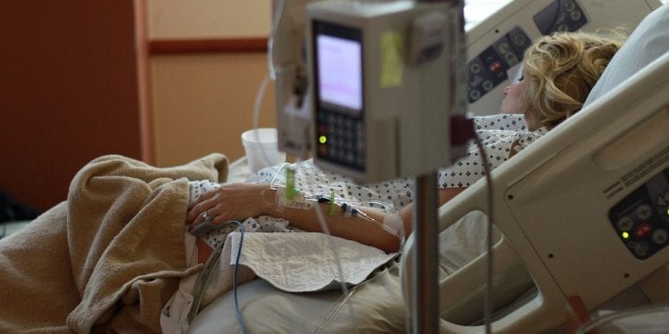 chory leży na łóżku w szpitalu