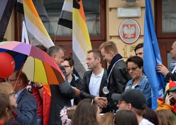 Odważna deklaracja wiceprezydenta Warszawy ws. adopcji przez pary homoseksualne. Zareagował Trzaskowski