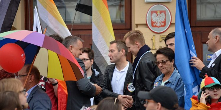 Odważna deklaracja wiceprezydenta Warszawy ws. adopcji przez pary homoseksualne. Zareagował Trzaskowski