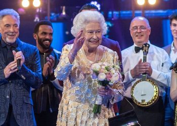 Królowa Elżbieta śmiertelnie chora? Świadczyć mają o tym jej dłonie