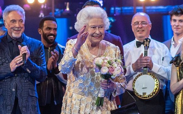 Królowa Elżbieta śmiertelnie chora? Świadczyć mają o tym jej dłonie