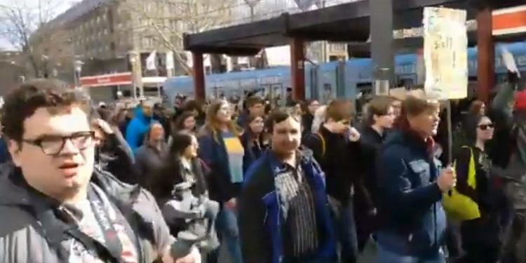 Fala protestów w Niemczech! Ludzie wychodzą na ulicę przeciwko ACTA 2