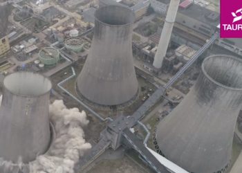 Śląsk: Widowiskowa detonacja chłodni w Będzinie. Gigantyczny komin zniknął z powierzchni ziemi w 3,5 sekundy [WIDEO]