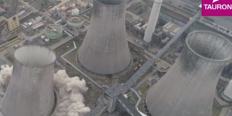 Śląsk: Widowiskowa detonacja chłodni w Będzinie. Gigantyczny komin zniknął z powierzchni ziemi w 3,5 sekundy [WIDEO]