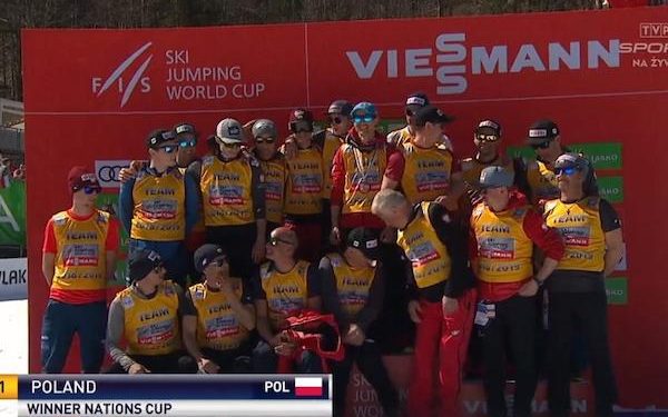 Polacy z Pucharem Narodów. Piękna chwila w Planicy [FOTO]