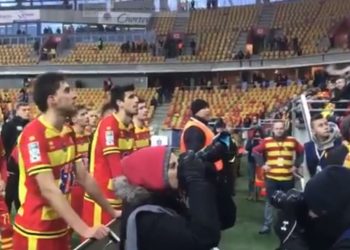 Nietypowa sytuacja po meczu. Piłkarze Jagiellonii „rozmawiali” z kibicami