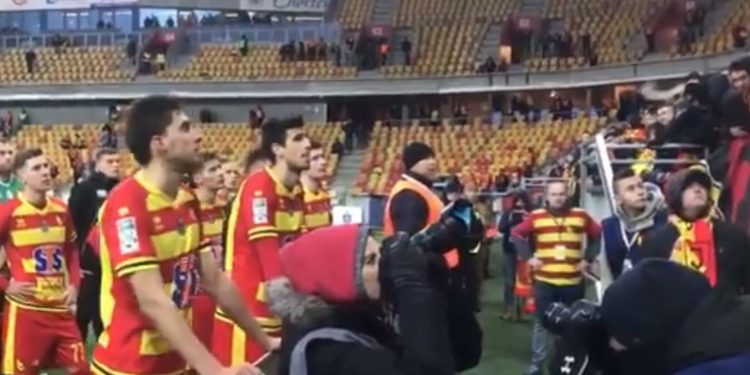 Nietypowa sytuacja po meczu. Piłkarze Jagiellonii „rozmawiali” z kibicami