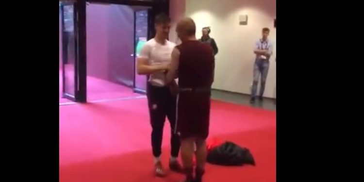 Krzysztof Piątek po meczu z Łotwą spotkał starego znajomego [WIDEO]