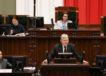 Marek Suski zabrał tablicę PO. „Z czymś takim nie mieliśmy do czynienia”