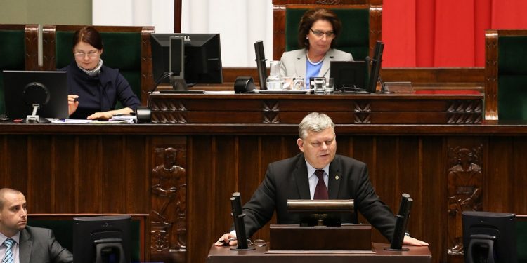 Marek Suski zabrał tablicę PO. „Z czymś takim nie mieliśmy do czynienia”