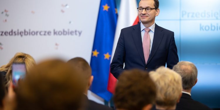 Morawiecki o skutkach zakazu handlu w niedziele. Nie pomógł małym sklepom?