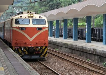 Dziennikarz Polsatu utknął w PKP. „Ja nie wiem czy program odwoływać”