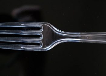 PE podjął decyzję. Plastikowych sztućców już nie kupicie [LISTA]