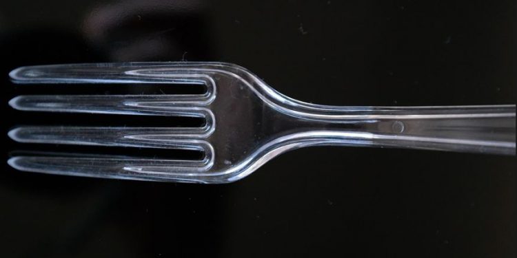 PE podjął decyzję. Plastikowych sztućców już nie kupicie [LISTA]
