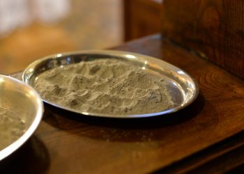 Dziś Środa Popielcowa. Kogo obowiązuje post ścisły? I czy trzeba iść do kościoła?