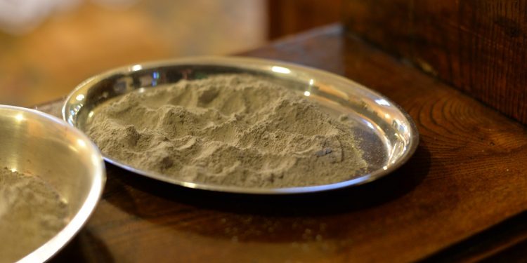 Dziś Środa Popielcowa. Kogo obowiązuje post ścisły? I czy trzeba iść do kościoła?