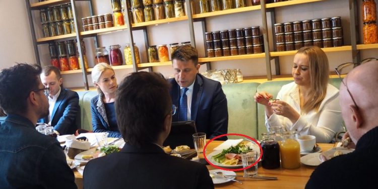 Internauci żartują z Ryszarda Petru. Chodzi o to zdjęcie [FOTO]