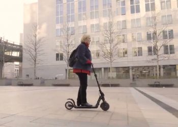 Róża Thun jeździ hulajnogą w Brukseli. Uwagę zwraca pewien szczegół