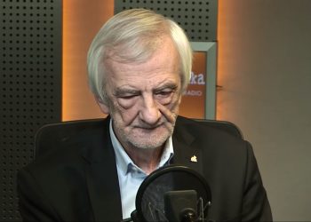Ryszard Terlecki na zabawnym zdjęciu. W hełmie i z papierosem