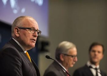 Niespodziewane słowa Timmermansa. Pochwalił PiS i skrytykował PO