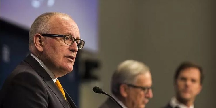 Niespodziewane słowa Timmermansa. Pochwalił PiS i skrytykował PO