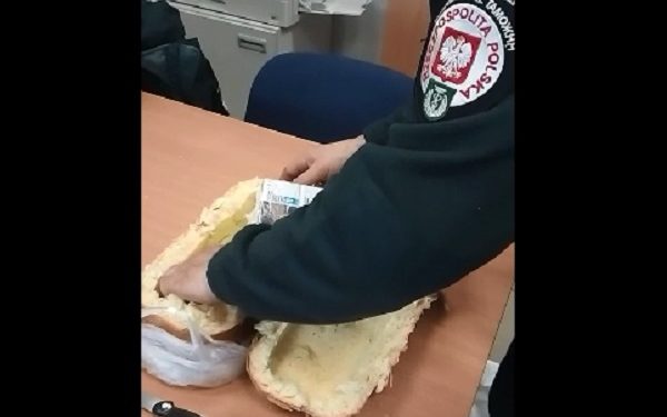 Kobieta przewoziła mocno wyrośniętą bułkę. Funkcjonariusz zajrzał do środka [FOTO]