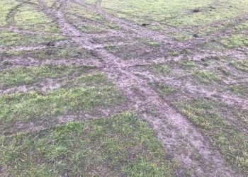 Driftował samochodem na boisku piłkarskim. Teraz grozi mu więzienie [FOTO]