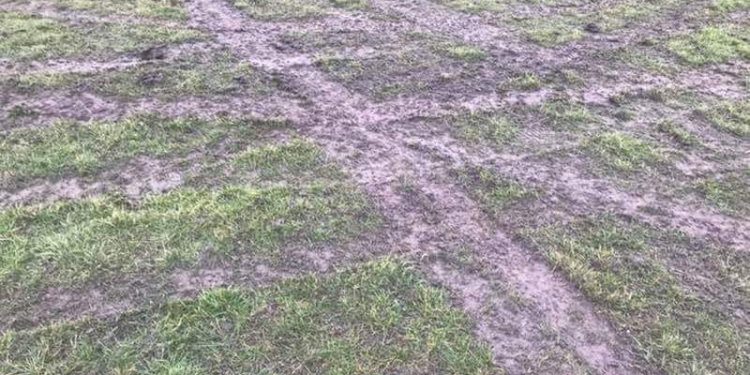 Driftował samochodem na boisku piłkarskim. Teraz grozi mu więzienie [FOTO]