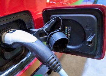 Ładowanie e-pojazdu w ogólnodostępnym garażu jest legalne? Wspólnoty mieszkaniowe mają nowy problem