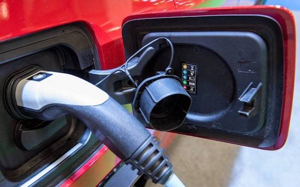 Ładowanie e-pojazdu w ogólnodostępnym garażu jest legalne? Wspólnoty mieszkaniowe mają nowy problem