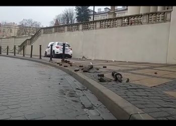 Lublin: Pijany kierowca uderzył w mur katedry