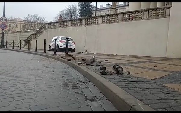 Lublin: Pijany kierowca uderzył w mur katedry