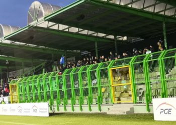 Kibice Górnika Łęczna pomogli rodzinie, której auto wylądowało w rowie