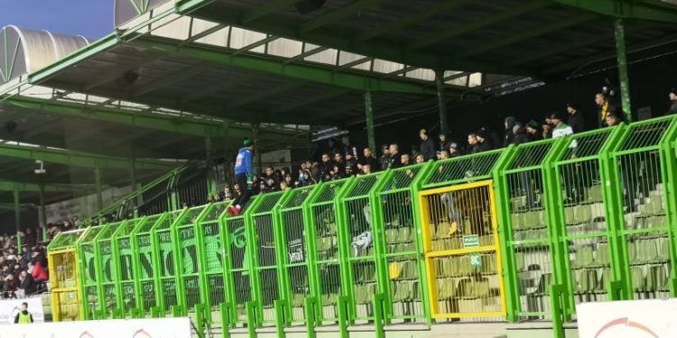 Kibice Górnika Łęczna pomogli rodzinie, której auto wylądowało w rowie