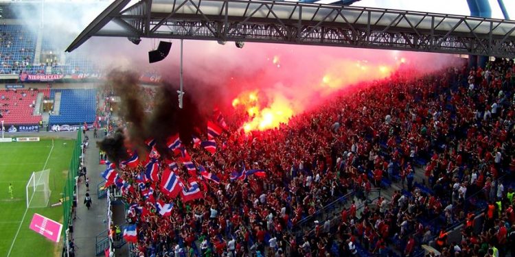 Niepokojące doniesienia. Kibice Wisły pobici przez chuligańską bojówkę?