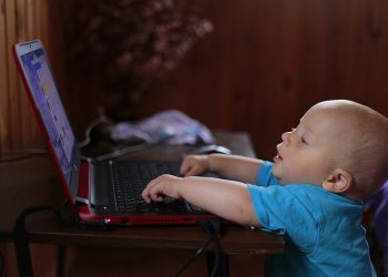 Naukowcy: nadmiar komputerów to większy problem z próchnicą